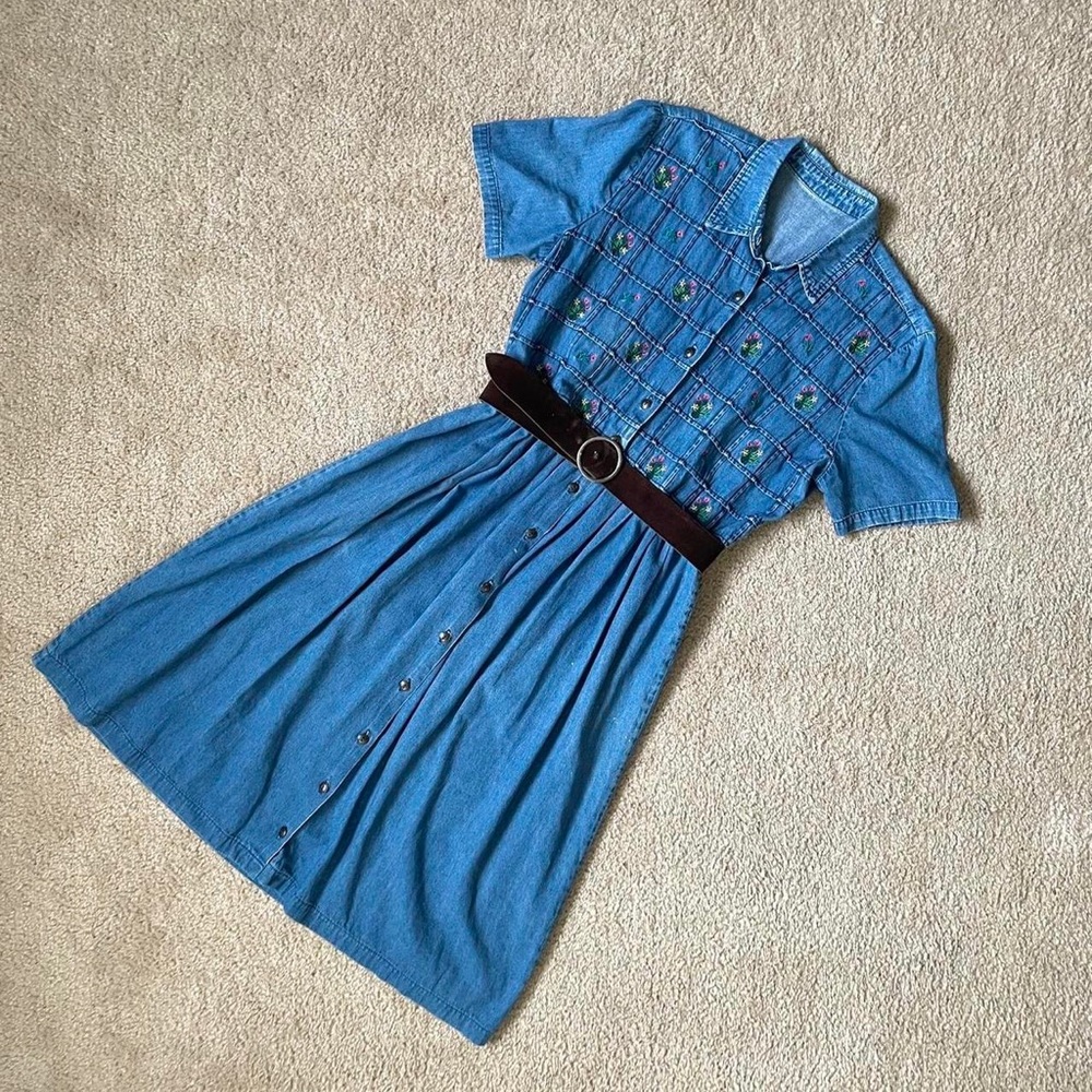 GORGEOUS VINTAGE EMBROIDERED FLORAL AND FAUX DENIM DRESS!